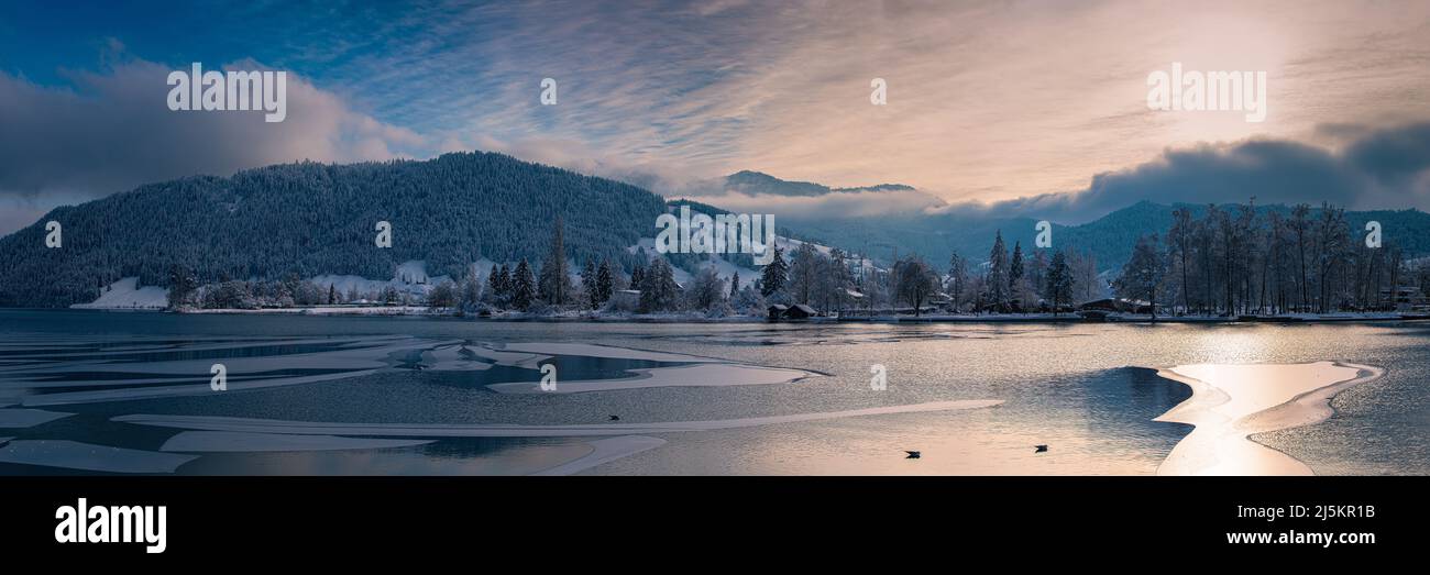 Zwischen Schneestürmen scheint der blaue Himmel kurz das Eis zu erhellen, das die Oberfläche des Aegerisee bedeckt Stockfoto