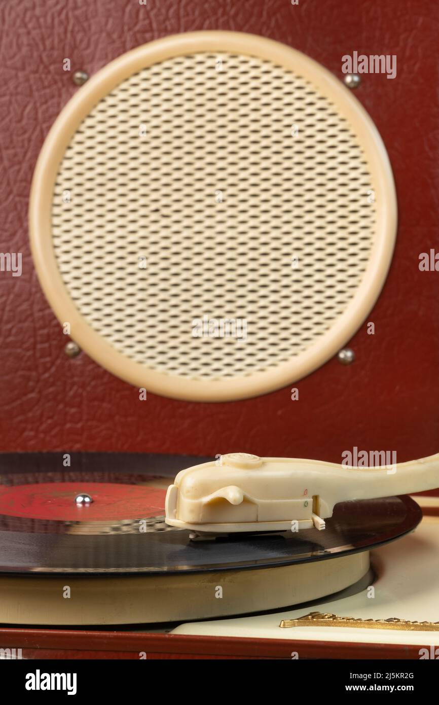 Tragbarer Retro-Plattenspieler aus nächster Nähe Stockfoto