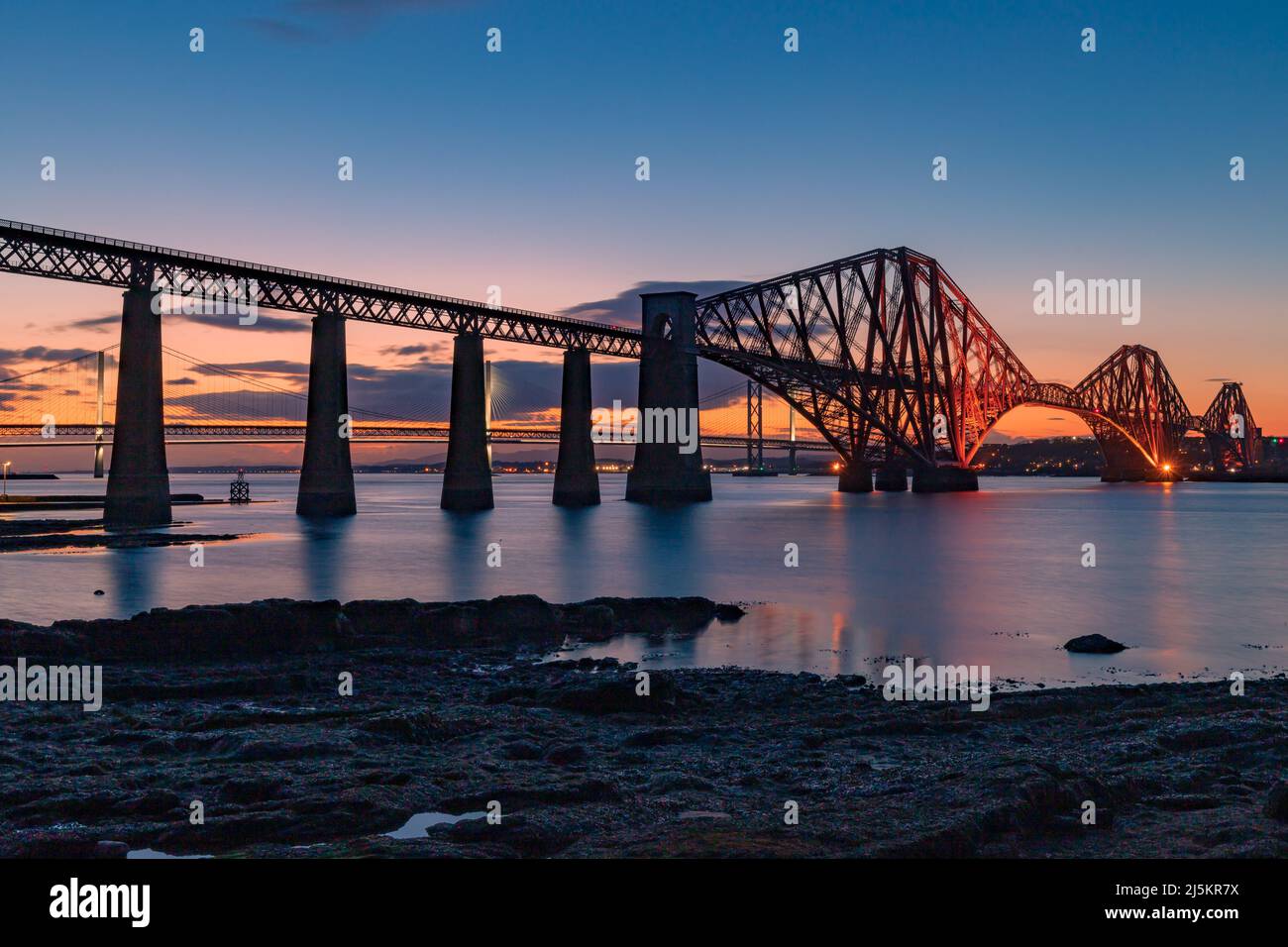 Die Forth Bridge in Schottland bei Sonnenuntergang Stockfoto