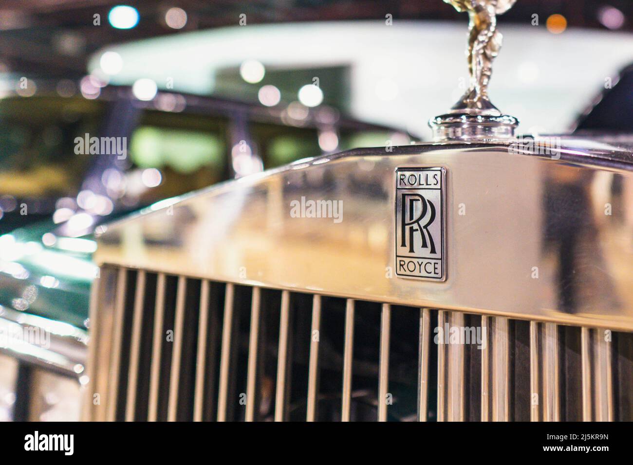 '7/31/2021 - Sharjah, VAE: Rolls Royce Logo auf schwarzem Auto aus nächster Nähe zu einer klassischen Luxusmarke des Vereinigten Königreichs' Stockfoto