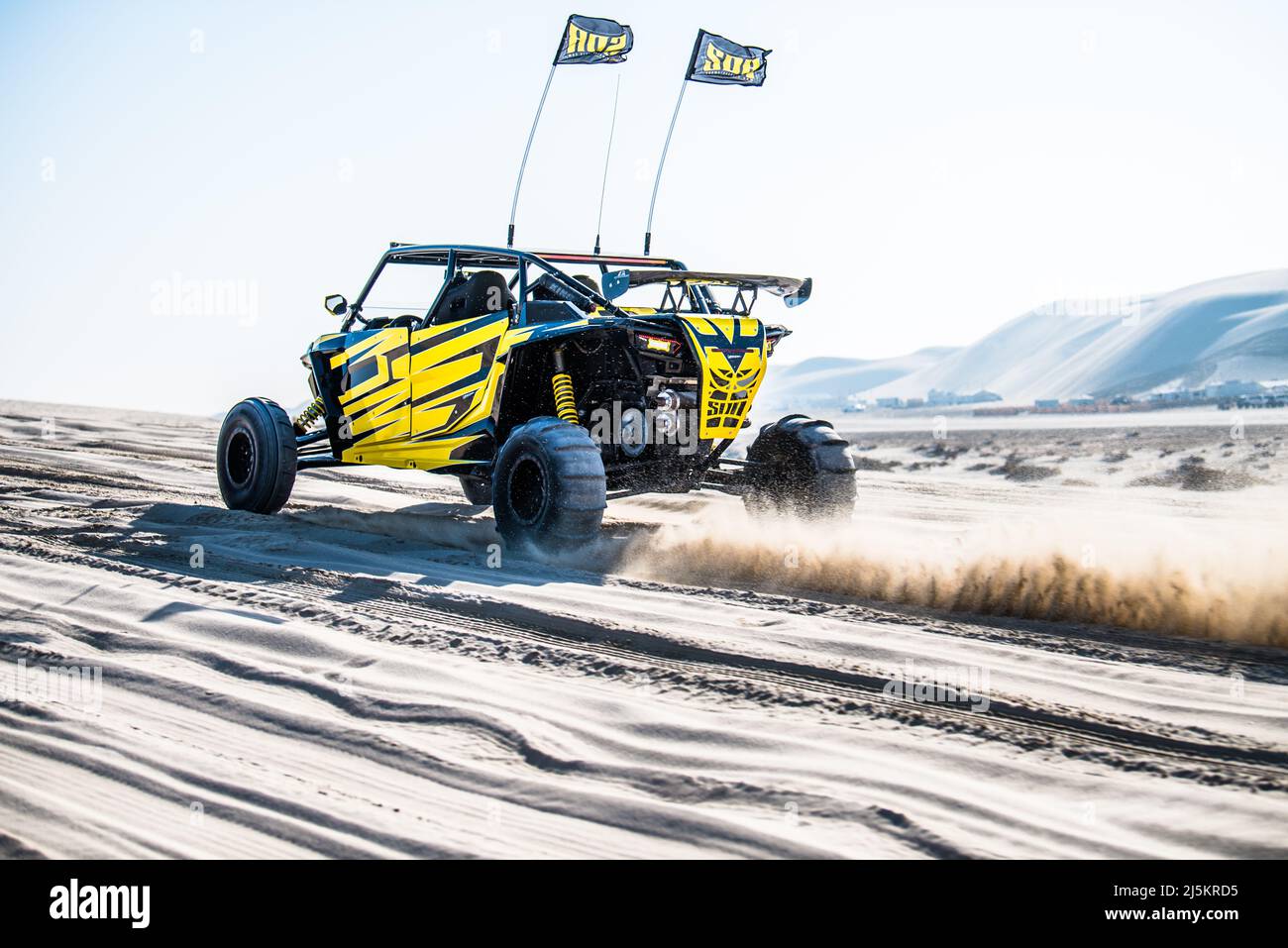 Doha, Katar - April 22,2022: Offroad-Buggy in den Sanddünen der katarischen Wüste. Stockfoto