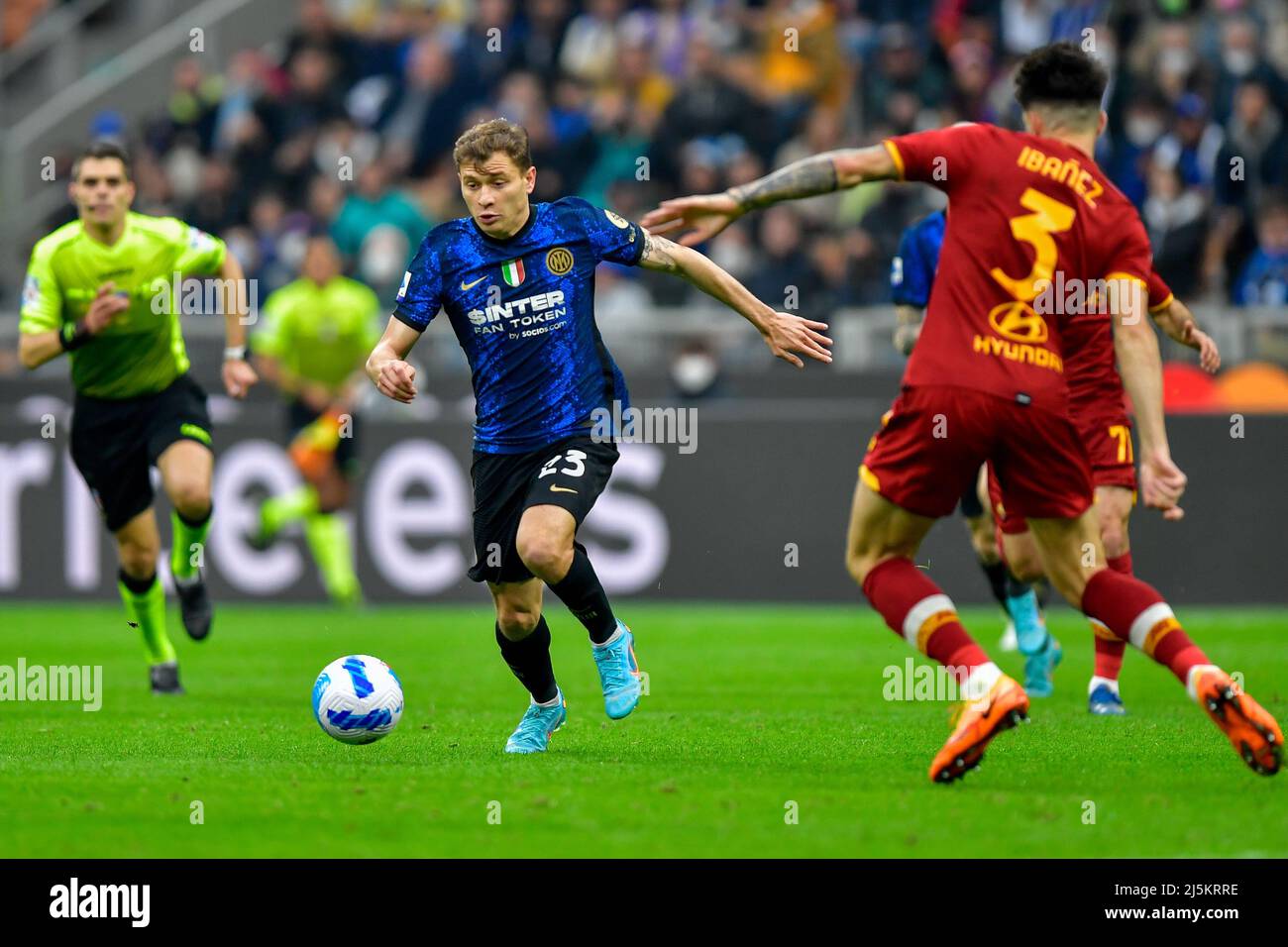 Mailand, Italien. 23. April 2022. Nicolo Barella (23) von Inter gesehen während der Serie Ein Spiel zwischen Inter und Roma bei Giuseppe Meazza in Mailand. (Foto: Gonzales Photo/Alamy Live News Stockfoto