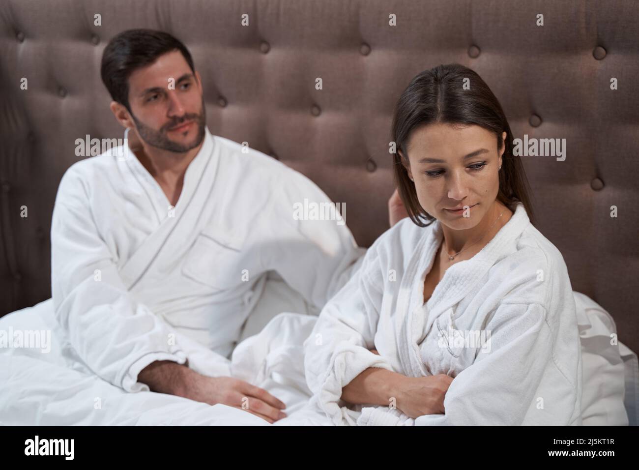 Frau beleidigte ihren Partner im Hotelbett Stockfoto