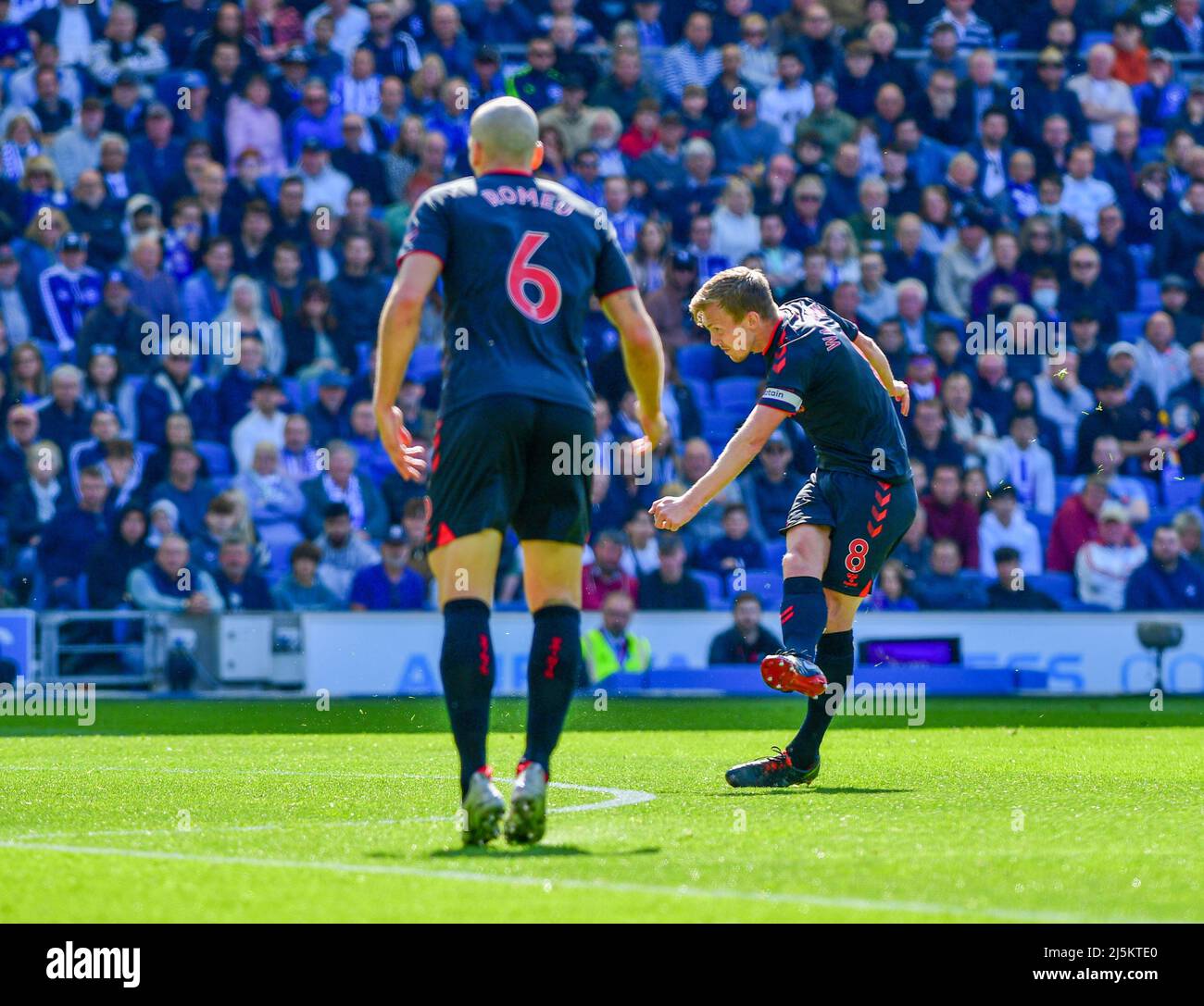 Brighton, Großbritannien. 24. April 2022. James ward-Prowse aus Southampton schießt und punktet während des Premier League-Spiels zwischen Brighton & Hove Albion und Southampton beim Amex am 24. 2022. April in Brighton, England. (Foto von Jeff Mood/phcimages.com) Quelle: PHC Images/Alamy Live News Stockfoto