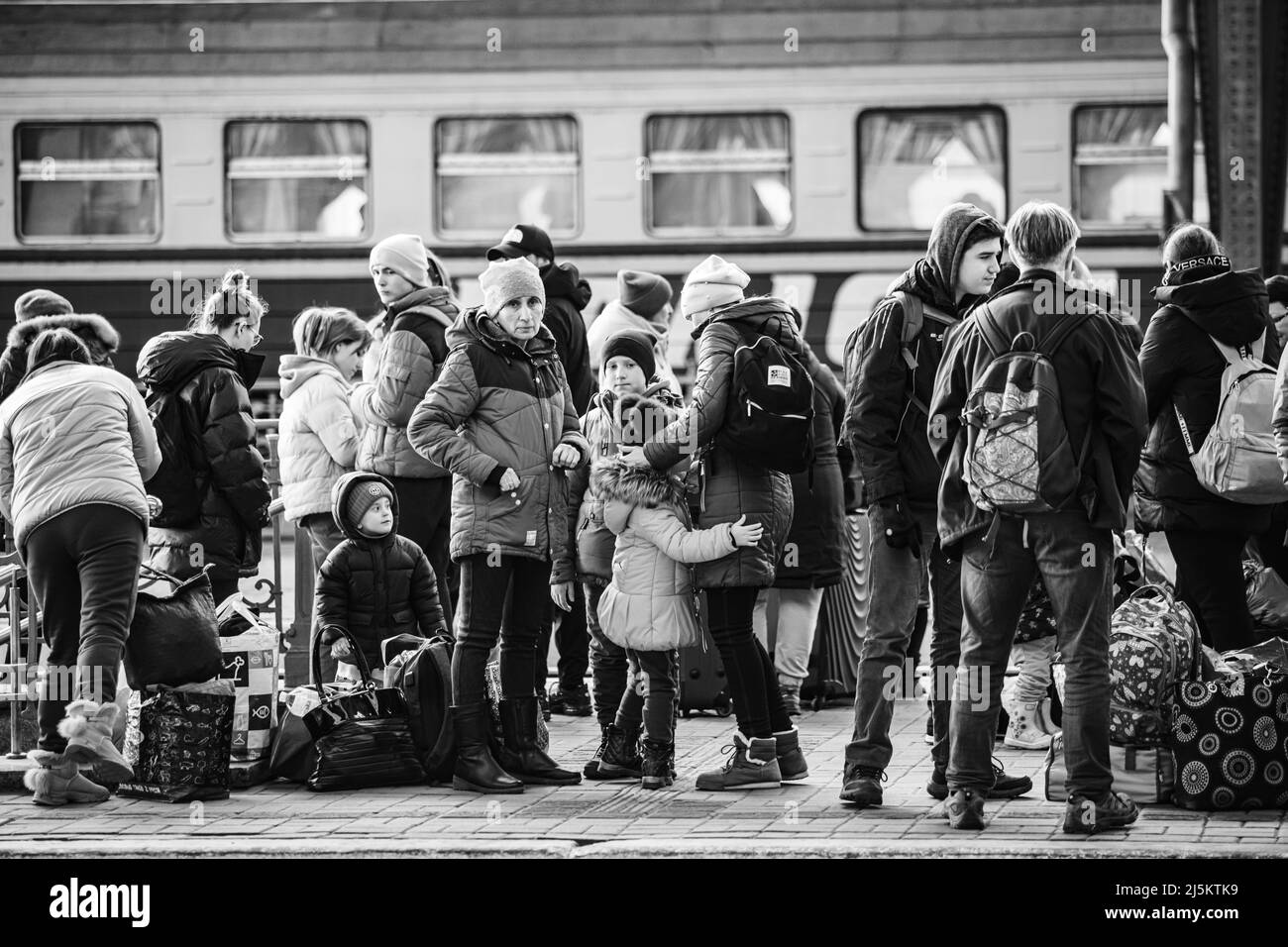 Lviv, Ukraine - 21. März 2022: Ukrainische Flüchtlinge auf dem Bahnhof von Lviv warten auf den Zug, um nach Europa zu fliehen Stockfoto