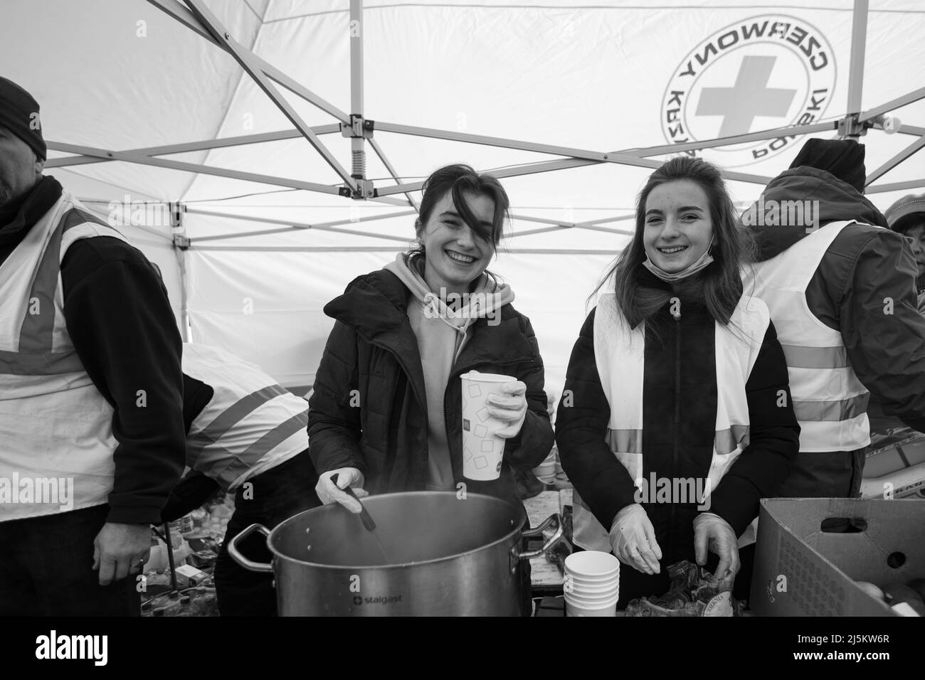 Lviv, Ukraine - 9. März 2022: Rotkreuz-Hilfe für ukrainische Flüchtlinge auf dem Bahnhof von Lviv während des russischen Krieges Stockfoto