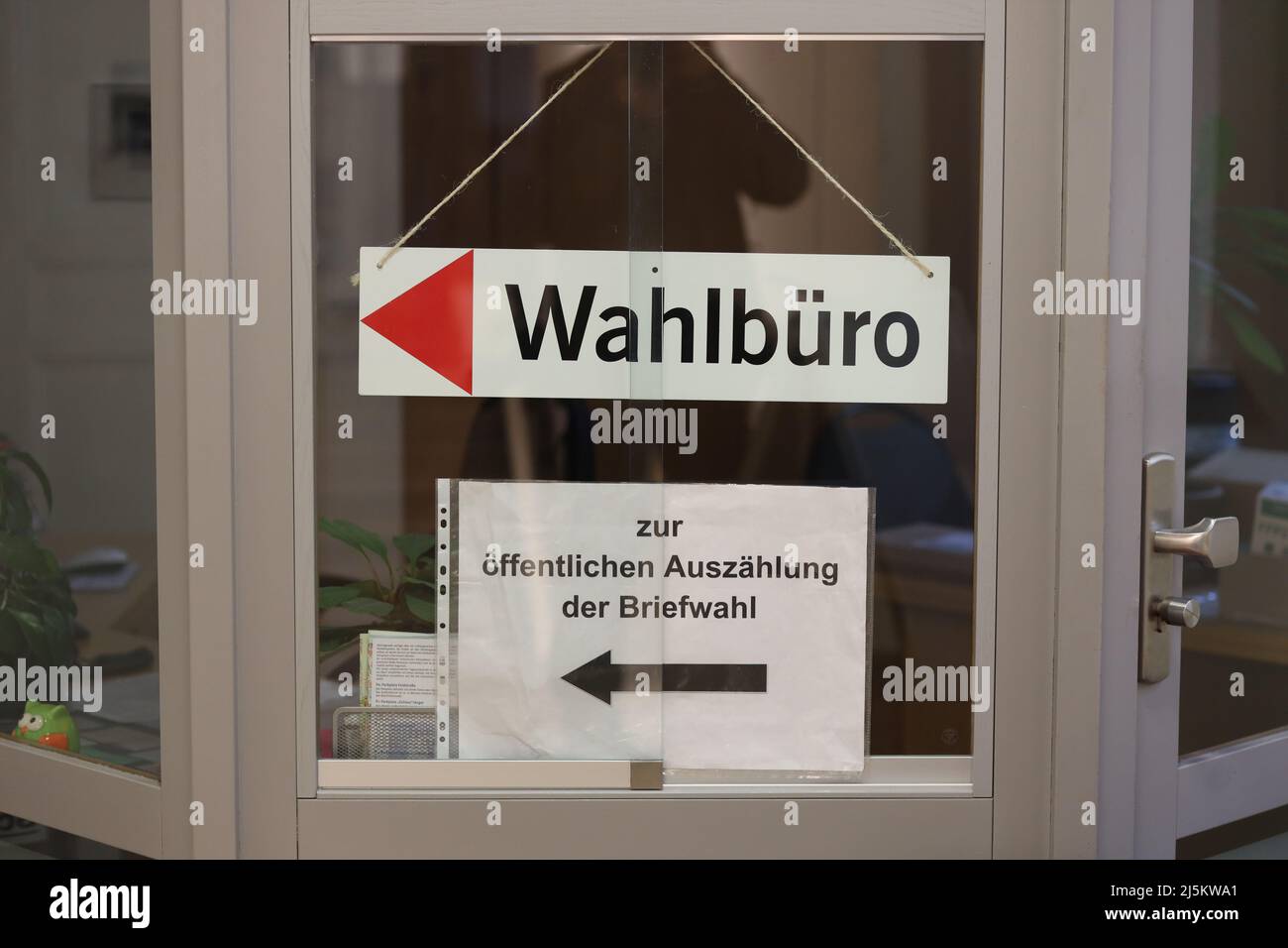 Wernigerode, Deutschland. 24. April 2022. Ein Schild mit der Aufschrift "Wahlbüro" steht am Eingang eines Wahllokals in Wernigerode. In mehreren Städten in Sachsen-Anhalt wird heute ein neuer Bürgermeister gewählt. In Wernigerode wird eine Stichwahl zwischen zwei Kandidaten entscheiden. Quelle: Matthias Bein/dpa/Alamy Live News Stockfoto