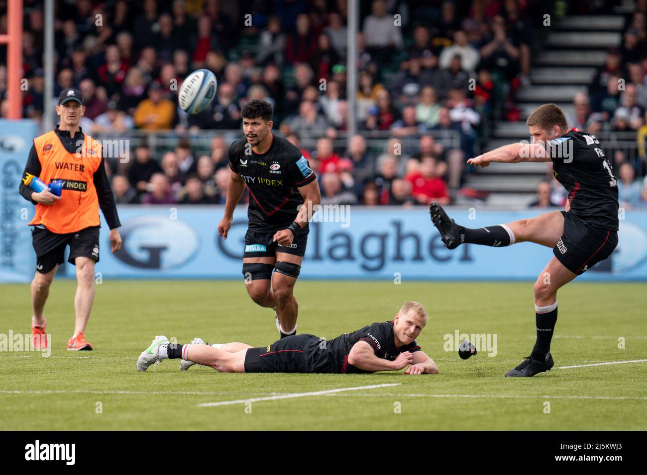 London, Großbritannien. 24. April 2022. Own Farrell #10 von Saracens konvertiert den Elfmeterstoß in London, Großbritannien am 4/24/2022. (Foto von Richard Washbrooke/News Images/Sipa USA) Quelle: SIPA USA/Alamy Live News Stockfoto