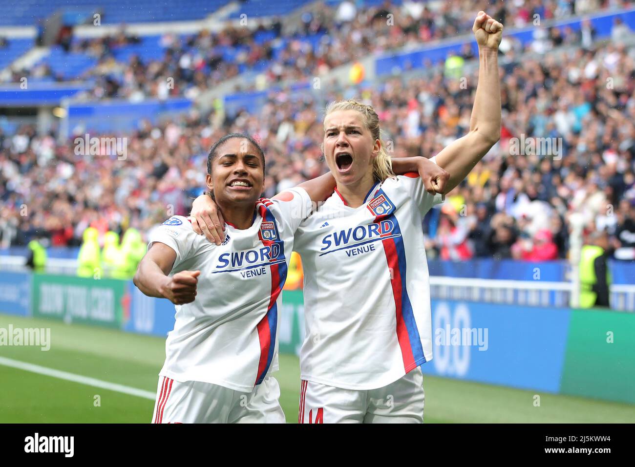 Lyon, Frankreich, 24.. April 2022. Catarina Macario aus Lyon feiert mit Teamkollege Ada Hegerberg, nachdem sie während des UEFA Womens Champions League-Spiels im OL Stadium in Lyon eine 2-1:0-Führung erzielt hatte. Bildnachweis sollte lauten: Jonathan Moscrop / Sportimage Kredit: Sportimage/Alamy Live News Stockfoto