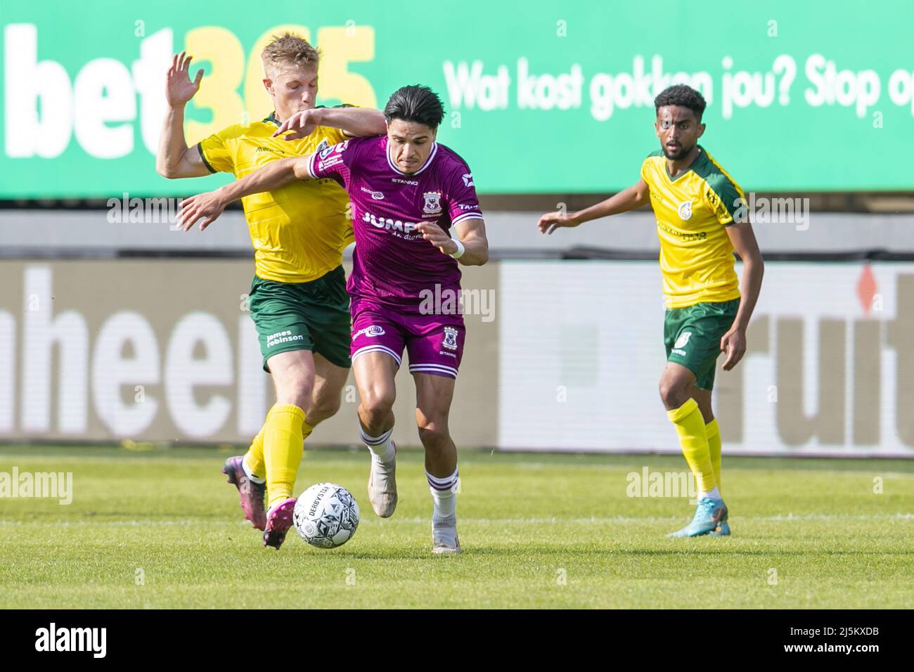 SITTARD, Fortuna Sittard Stadium, 24-04-2022 , Saison 2021 / 2022 , Niederländische Eredivisie. Fortuna Sittard Spieler Zian Flemming Ga Eagles Spieler Ragnar Oratmangoen Fortuna Sittard Spieler Tesfaldet Tekie während des Spiels Fortuna - Schieß los. Adler (Foto von Pro Shots/Sipa USA) *** Weltrechte außer Österreich und den Niederlanden *** Stockfoto
