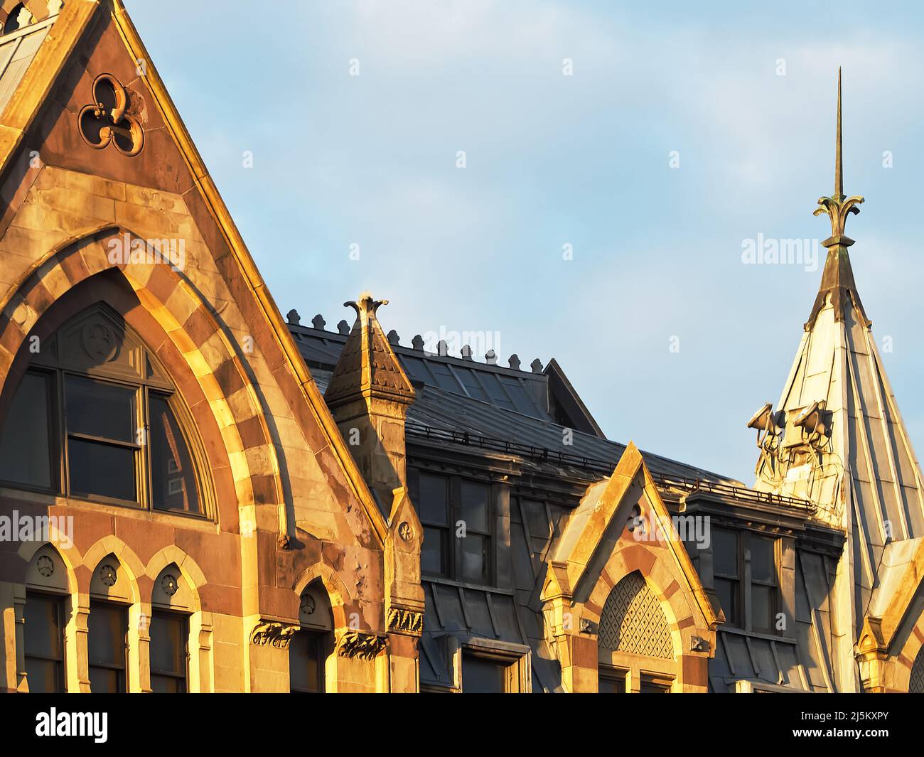 Syracuse, New York, USA. 23. April 2022. Blick auf architektonische Details auf dem Dach der historischen Syracuse Savings Bank in der Innenstadt von Syracuse, NY Stockfoto