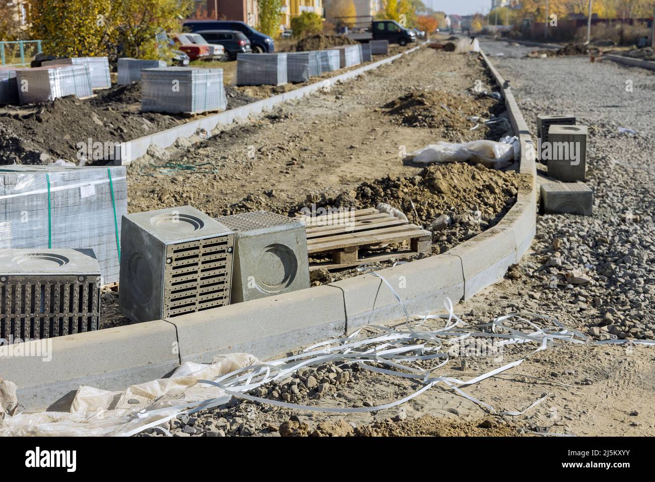 Verlegung für Kanalisationsbrunnen auf der neuen Straße des unterirdischen Sturmabwasserkanals Stockfoto