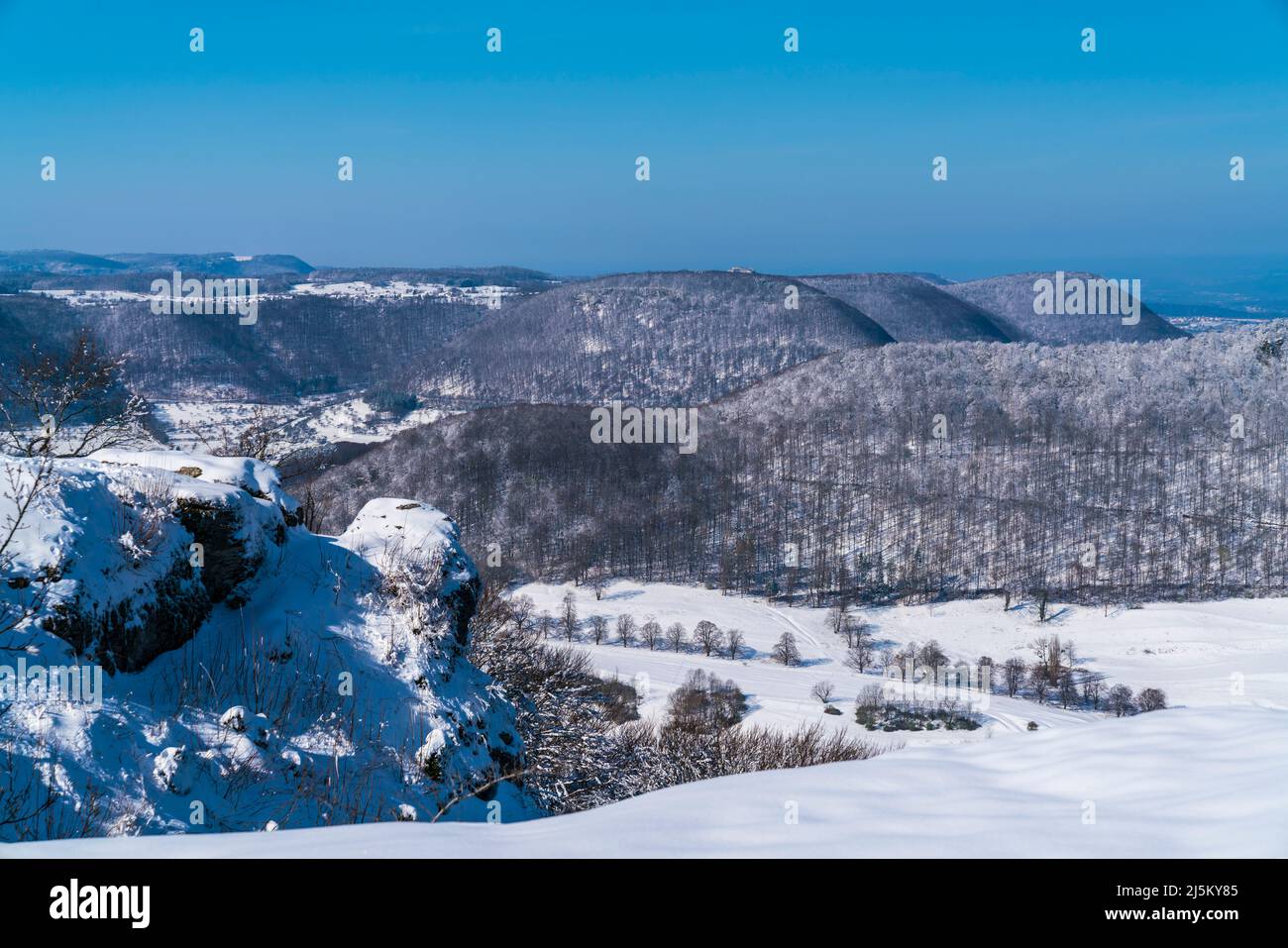 Deutschland, Breitenstein Panoramablick auf die schwäbische alb, ein touristischer Hotspot mit schöner Aussicht über die winterliche Wunderland-Landschaft mit Sonnenschein Stockfoto