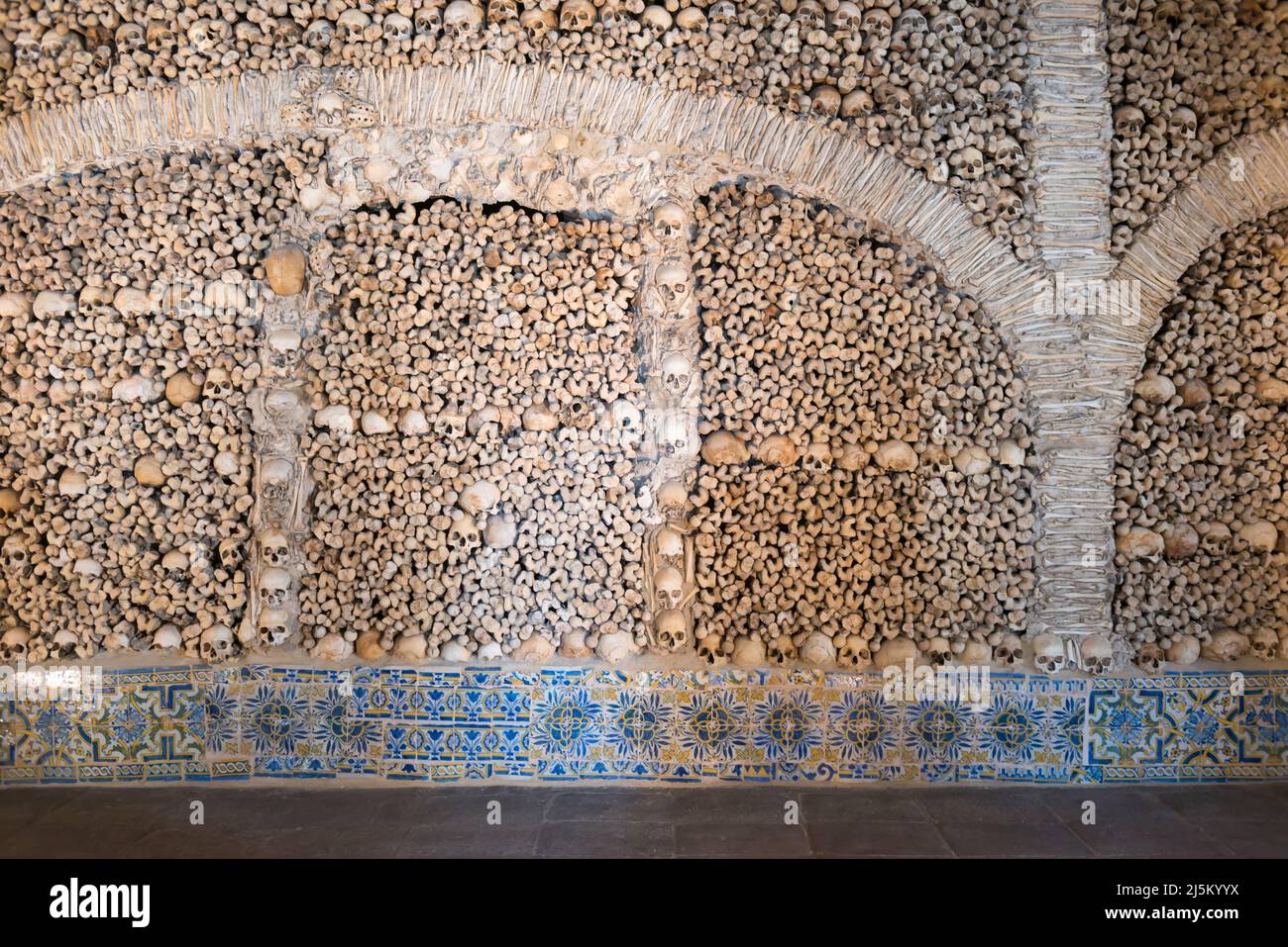 Innenraum der Capela dos Ossos (Knochenkapelle) in Evora, Porugal. Stockfoto