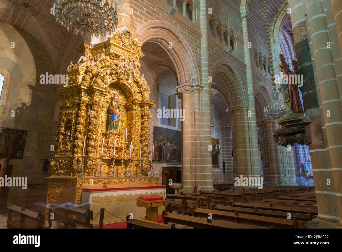 Barocker Altar mit einer polychromen gotischen Statue einer trächtigen Jungfrau Maria im Mittelschiff der Kathedrale von Évora, Portugal. Stockfoto