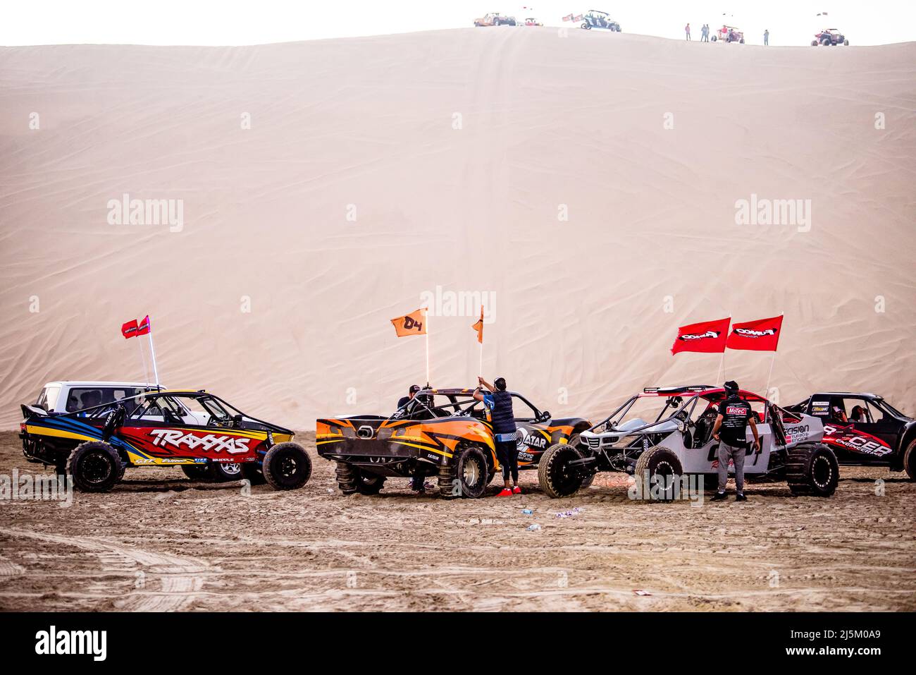 Doha, Katar - April 22,2022: Offroad-Buggy in den Sanddünen der katarischen Wüste. Stockfoto