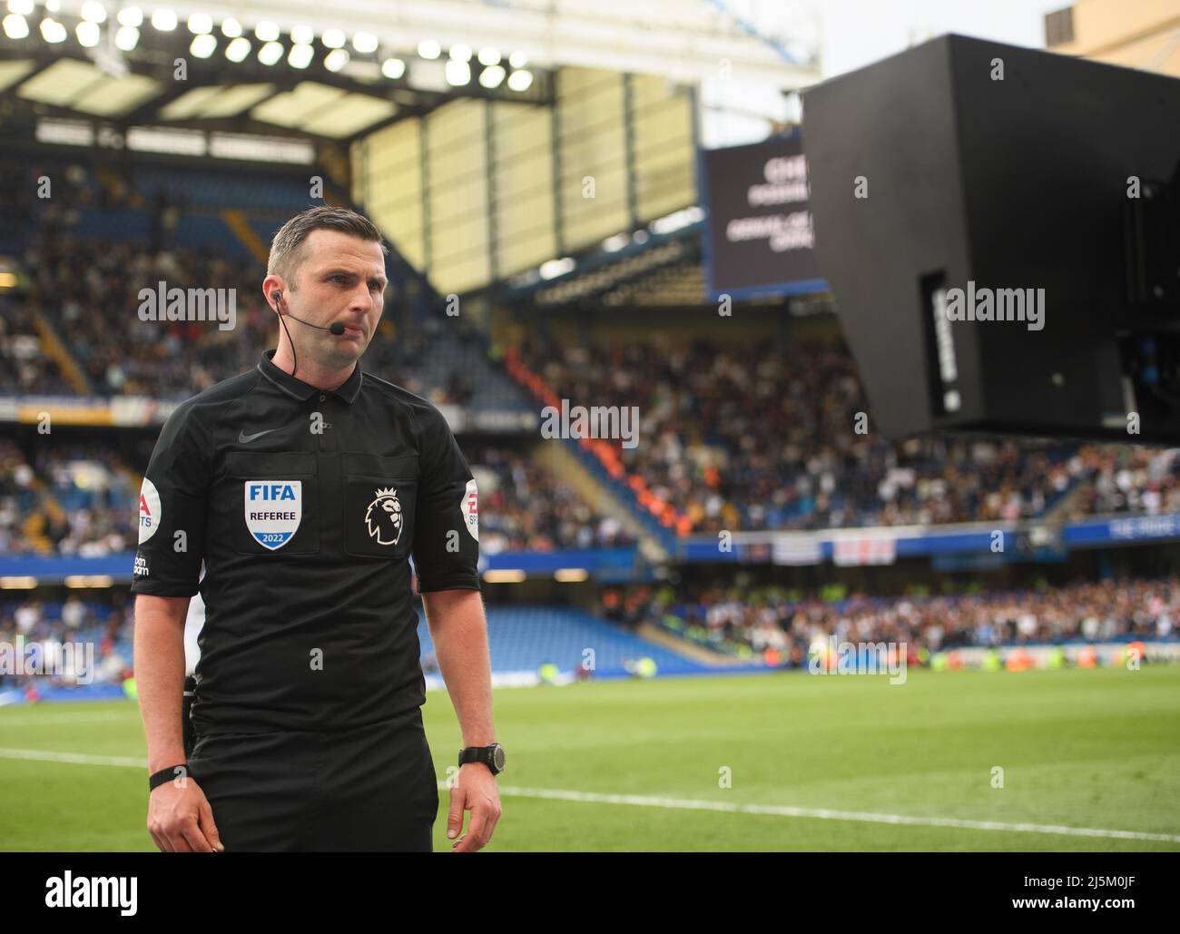 London, Großbritannien. 23. April 2022. 24. April 2022 - Chelsea gegen West Ham United - Premier League - Stamford Bridge Schiedsrichter Michael Oliver konsultiert den VAR-Monitor auf dem Spielfeld, bevor er Craig Dawson abschickt und seine Entscheidung während des Spiels an der Stamford Bridge von einer gelben auf eine rote Karte ändert. Bildnachweis: Kredit: Mark Pain/Alamy Live Nachrichten Stockfoto