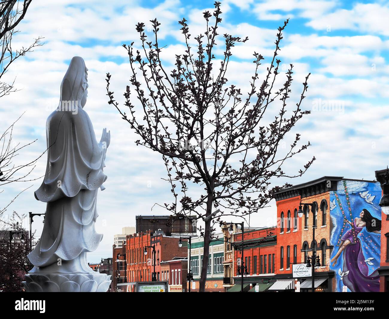 Syracuse, New York, USA. 23. April 2022. Blick vom Gelände des Ngoc Duyen Buddhist Temple im historischen nordseitigen Viertel Syracuse lo Stockfoto