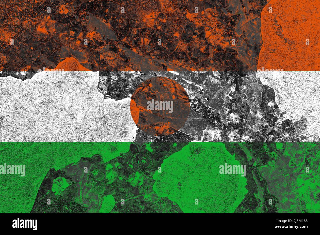 Niger-Flagge auf einer beschädigten alten Betonwand Stockfoto