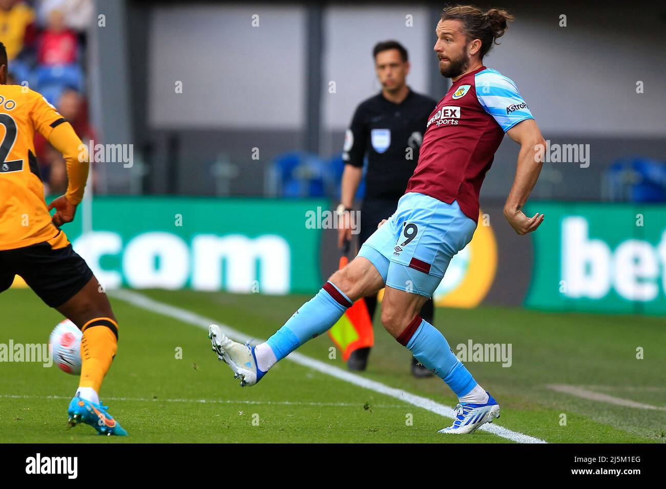 Burnley, Großbritannien. 24. April 2022. Jay Rodriguez aus Burnley beim Premier League-Spiel zwischen Burnley und Wolverhampton Wanderers am 24. 2022. April im Turf Moor in Burnley, England. (Foto von Tony Taylor/phcimages.com) Quelle: PHC Images/Alamy Live News Stockfoto