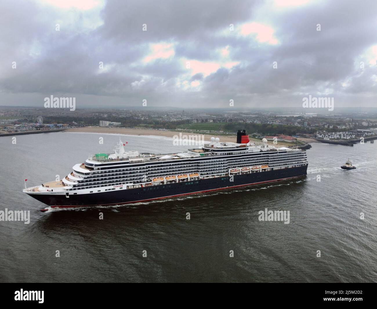 Das von Cunard Line betriebene Kreuzschiff MS Queen Victoria dampft aus dem Fluss Tyne in Tynemouth. Bilddatum: Sonntag, 24. April 2022. Stockfoto
