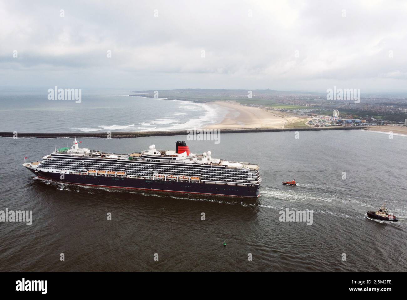 Das von Cunard Line betriebene Kreuzschiff MS Queen Victoria dampft aus dem Fluss Tyne in Tynemouth. Bilddatum: Sonntag, 24. April 2022. Stockfoto