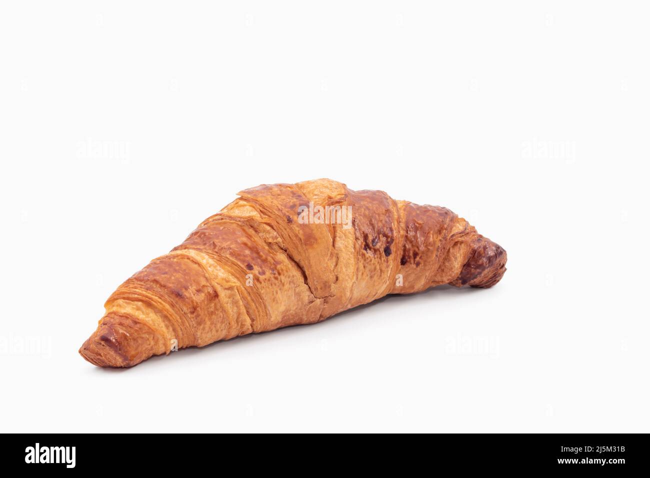 Frisch gebackenes Croissant auf hellem Hintergrund Stockfoto
