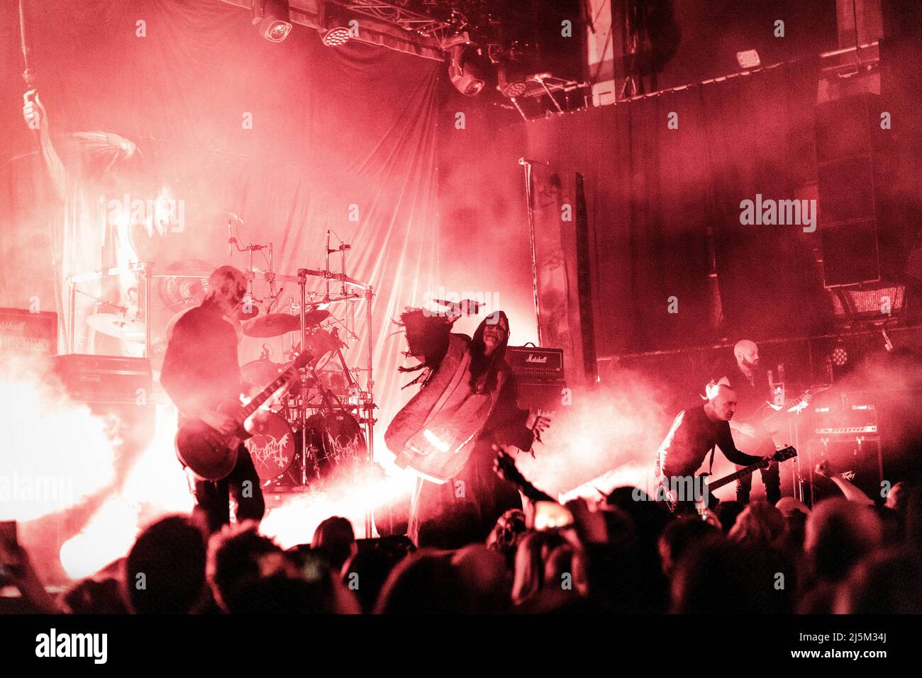 Oslo, Norwegen. 16., April 2022. Die norwegische Black Metal Band Mayhem spielt im Rahmen des Festivals Inferno Metal Festival 2022 in Oslo ein Live-Konzert im Rockefeller. Hier ist Sänger Attila Csihar mit dem Rest der Band live auf der Bühne zu sehen. (Foto: Gonzales Photo - Terje Dokken). Stockfoto