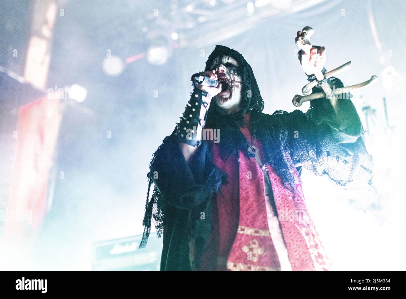 Oslo, Norwegen. 16., April 2022. Die norwegische Black Metal Band Mayhem spielt im Rahmen des Festivals Inferno Metal Festival 2022 in Oslo ein Live-Konzert im Rockefeller. Hier ist Sänger Attila Csihar live auf der Bühne zu sehen. (Foto: Gonzales Photo - Terje Dokken). Stockfoto