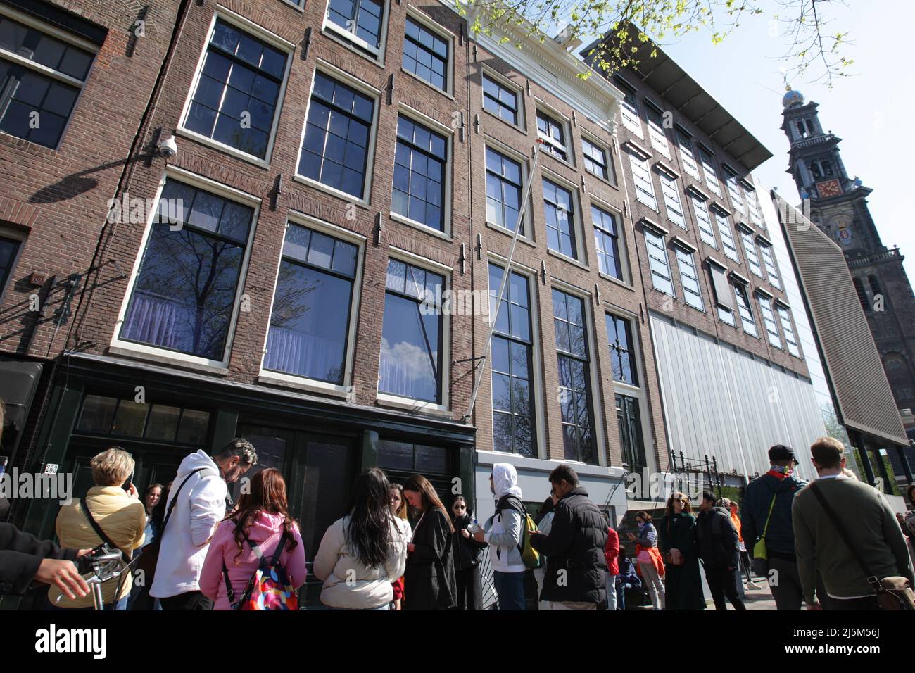 Amsterdam, Niederlande. 24. April 2022. Touristen genießen am 24. April 2022 in Amsterdam, Niederlande, das Frühlingswetter vor dem Anne Frank (1929-1945) Haus und Museum an der Prinsengracht. (Foto von Paulo Amorim/Sipa USA) Quelle: SIPA USA/Alamy Live News Stockfoto