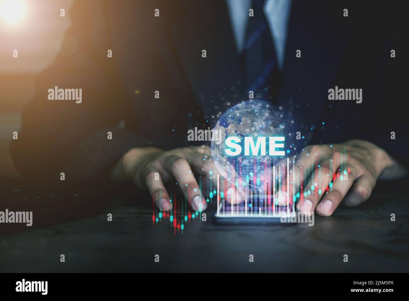 KMU (oder kleine und mittlere Unternehmen), die mit dem Icon-Netzwerk auf dem Geschäftstelefon signiert sind Stockfoto