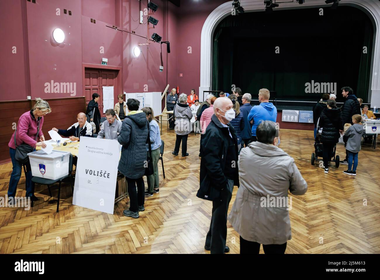 Kranj, Slowenien. 24. April 2022. Während der slowenischen Parlamentswahlen 2022 in Kranj wird in einem Wahllokal gewählt. Es wird eine Rekordbeteiligung erwartet, während Umfragen auf einen engen Wettlauf zwischen der slowenischen Demokratischen Partei (SDS) von Ministerpräsident Janez Jansa und der Freiheitsbewegung, einer neuen Partei unter der Leitung von Robert Golob, hindeuten. (Foto: Luka Dakskobler/SOPA Images/Sipa USA) Quelle: SIPA USA/Alamy Live News Stockfoto