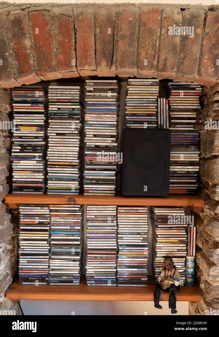 Bigbury, Devon, England, Großbritannien. 2022. Große Sammlung von CDs in einer Nische. Stockfoto