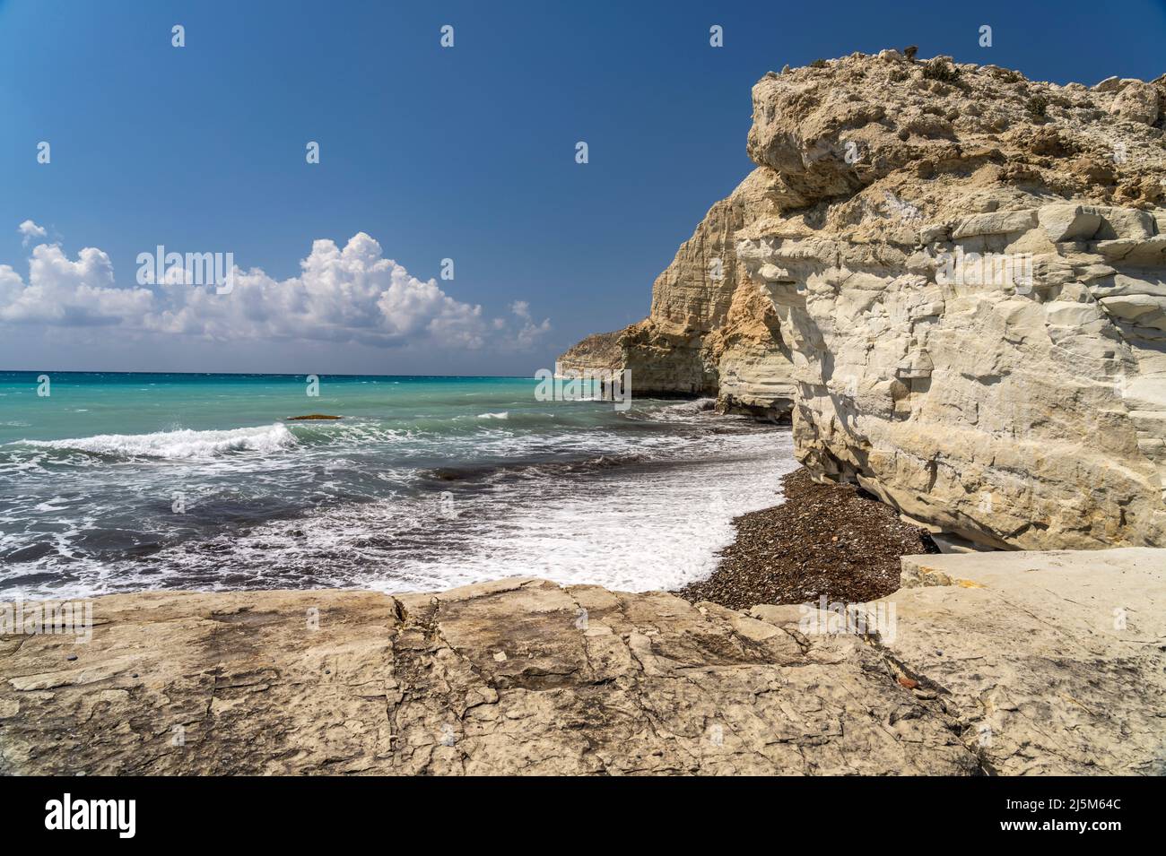 Strand an der Steilküste vom Kap Aspro bei Pissouri, Zypern, Europa | Strand an der Steilküste von Kap Aspro bei Pissouri, Zypern, Europa Stockfoto