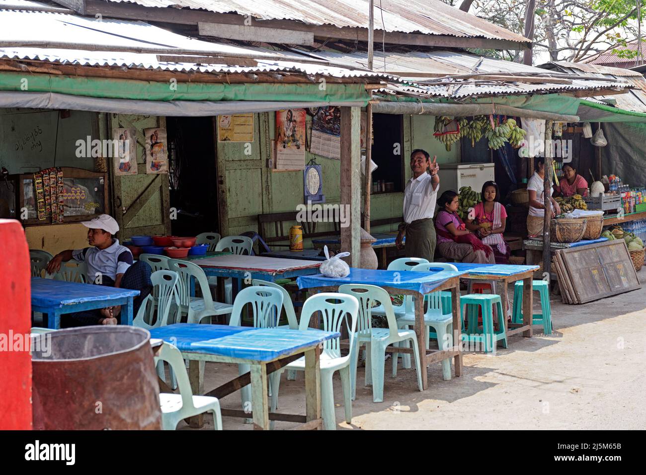 Straßenrestaurant und Marktplatz in der Mandalay-Region von Myanmar (Burma) Stockfoto