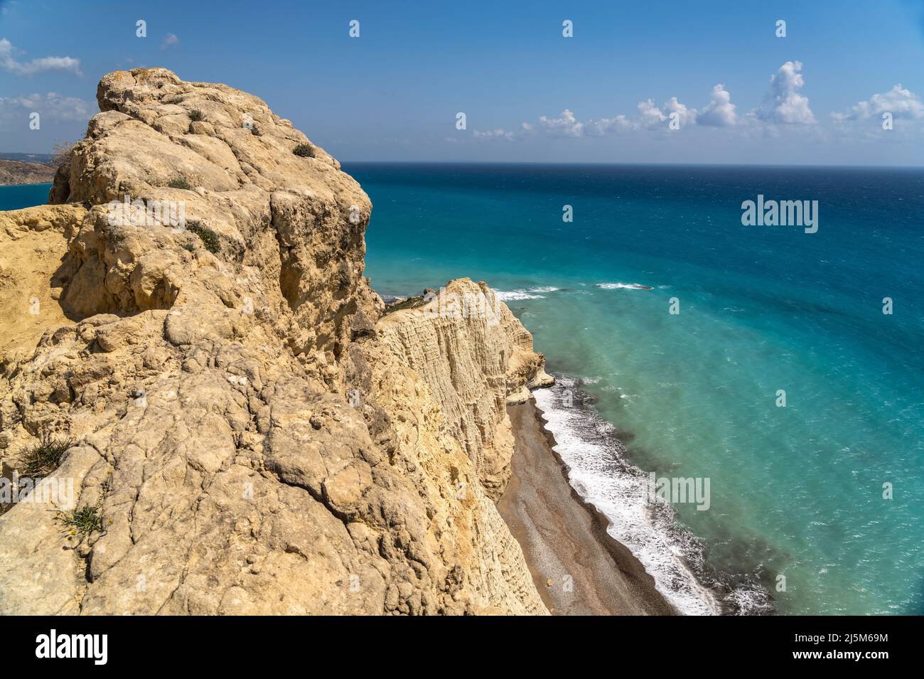 Strand an der Steilküste vom Kap Aspro bei Pissouri, Zypern, Europa | Strand an der Steilküste von Kap Aspro bei Pissouri, Zypern, Europa Stockfoto