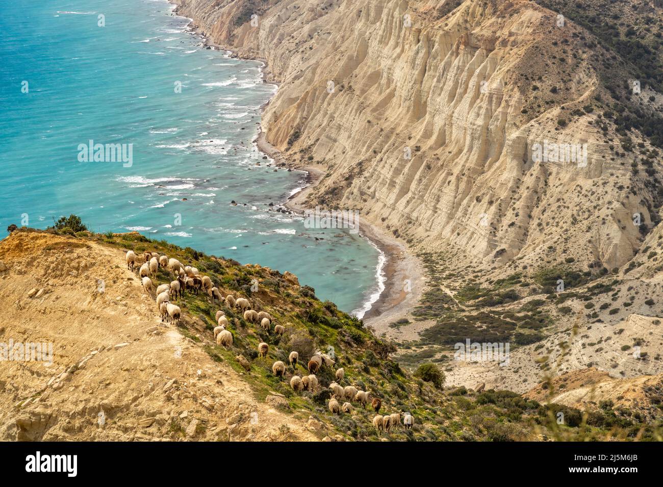 Strand an der Steilküste vom Kap Aspro bei Pissouri, Zypern, Europa | Strand an der Steilküste von Kap Aspro bei Pissouri, Zypern, Europa Stockfoto