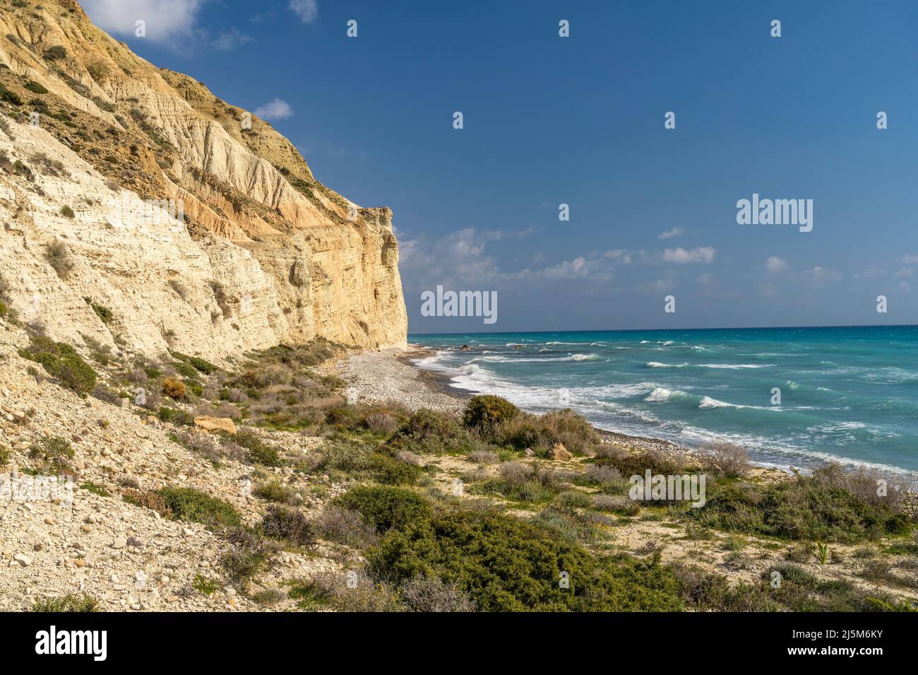 Strand an der Steilküste vom Kap Aspro bei Pissouri, Zypern, Europa | Strand an der Steilküste von Kap Aspro bei Pissouri, Zypern, Europa Stockfoto