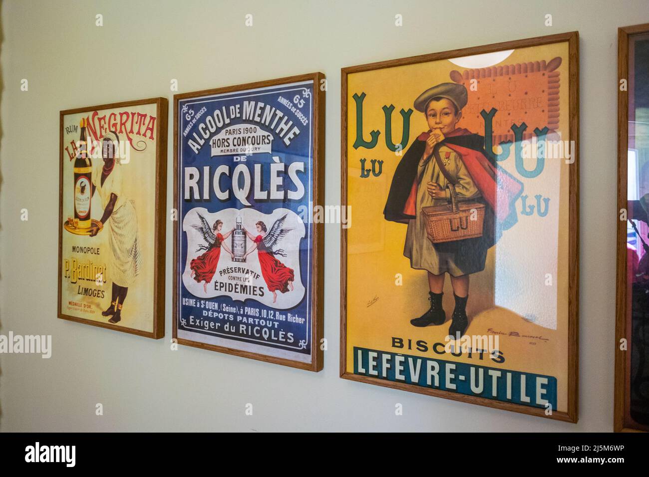 Barcelona, Sp-ain, Detail, Sammlung alte Vintage französische Werbung Vintage Plakate im Haus Mila, Vintage Anzeigen Französisch Stockfoto