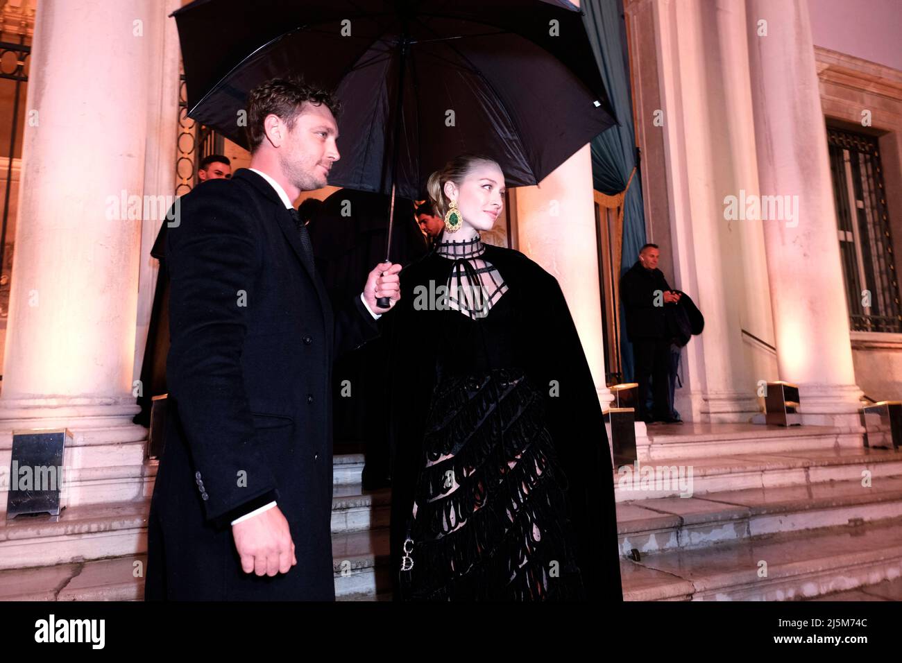 Pierre Casiraghi und Beatrice Borromeo werden während der Internationalen Kunstausstellung 59. am 23. April 2022 in Venedig bei der Veranstaltung von Dior eintreffen, Stockfoto