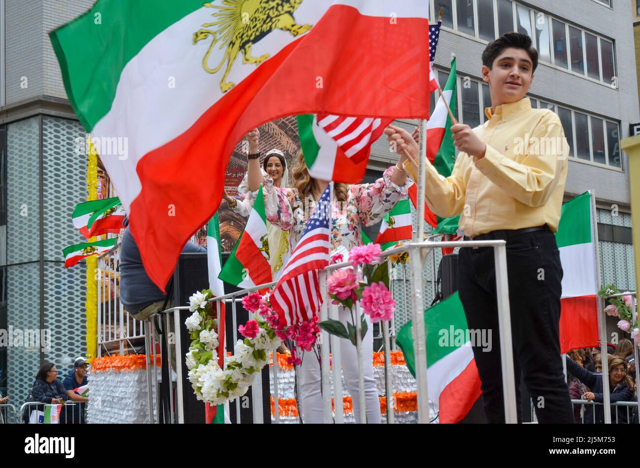 Iranischer Festwagen auf der Madison Avenue während der jährlichen Parade zum Persischen Tag am 24. April 2022 in New York City. Stockfoto