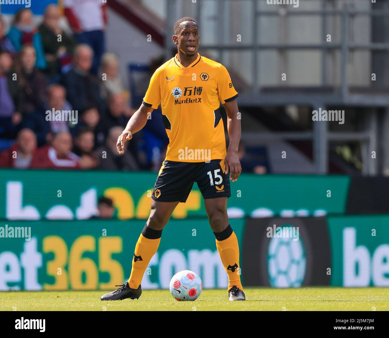 Willy Boly #15 von Wolverhampton Wanderers steuert den Ball Stockfoto