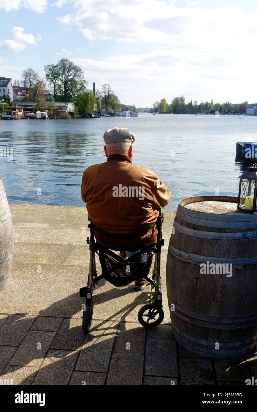 Einsamer Witwer im Rollstuhl, symbolisch für Einsamkeit oder Sonnenuntergänge Stockfoto