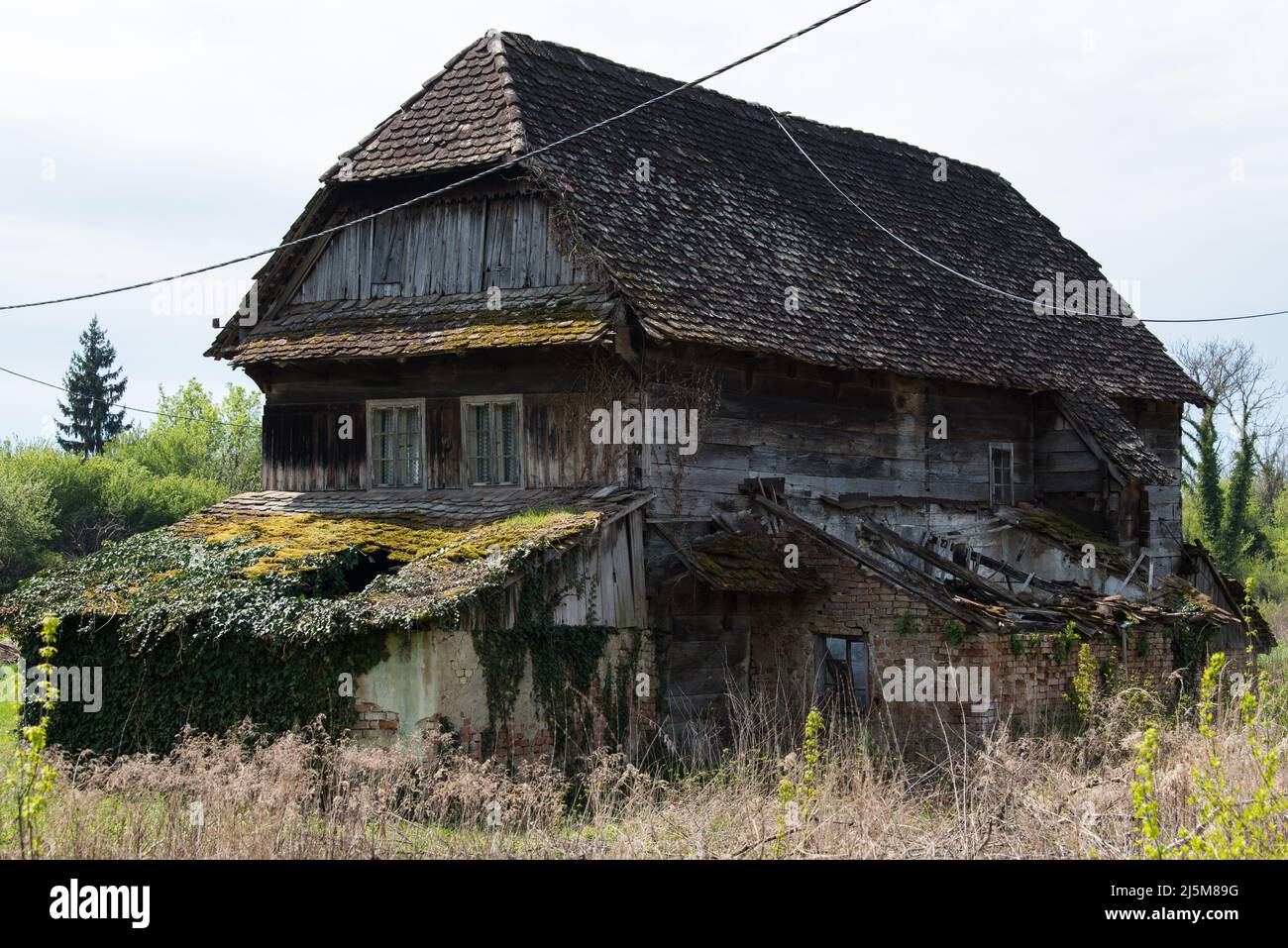 Kroatien, April 20,2022 : sehr altes traditionelles Holzhaus. Stockfoto