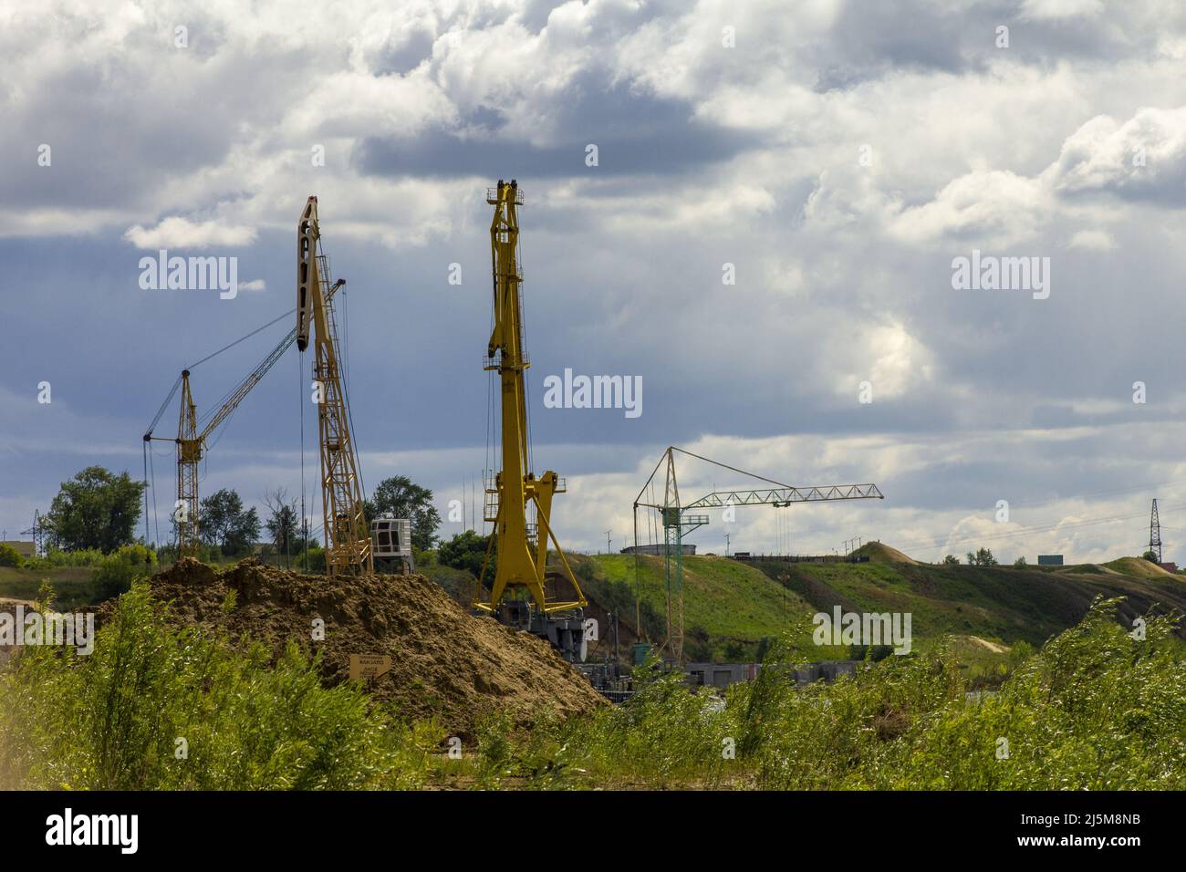 Ein kleiner Flusshafen stellte die Arbeit aufgrund der Gefahr eines weiteren Wohnsitzes von Mitarbeitern und Unternehmen ein. Stockfoto