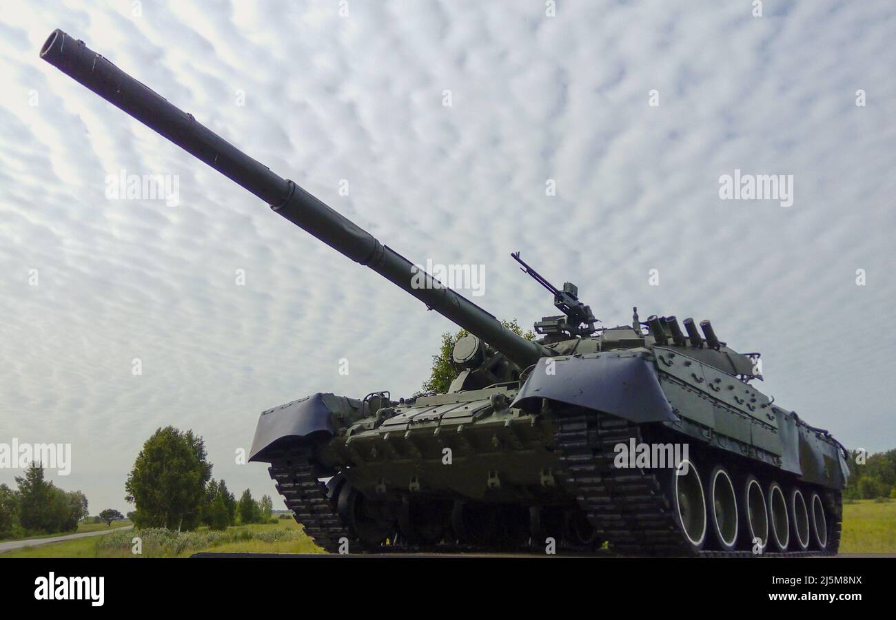 Ein moderner russischer Panzer gegen einen Himmel mit Zirruswolken. Stockfoto