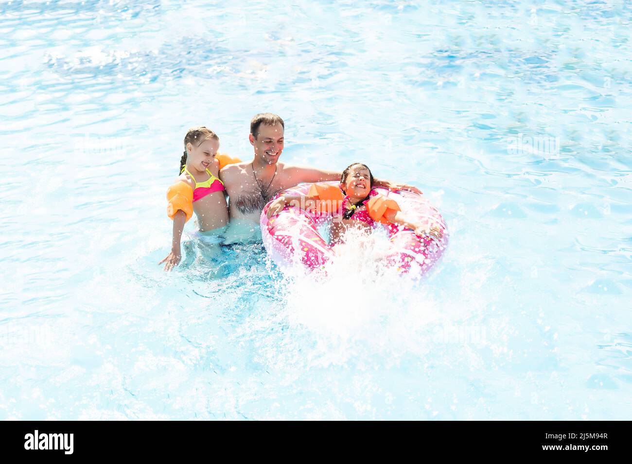 Kinder Spielen Im Pool Zwei Kleine Mädchen Die Spaß Im Pool Sommerferien Und Urlaub Konzept