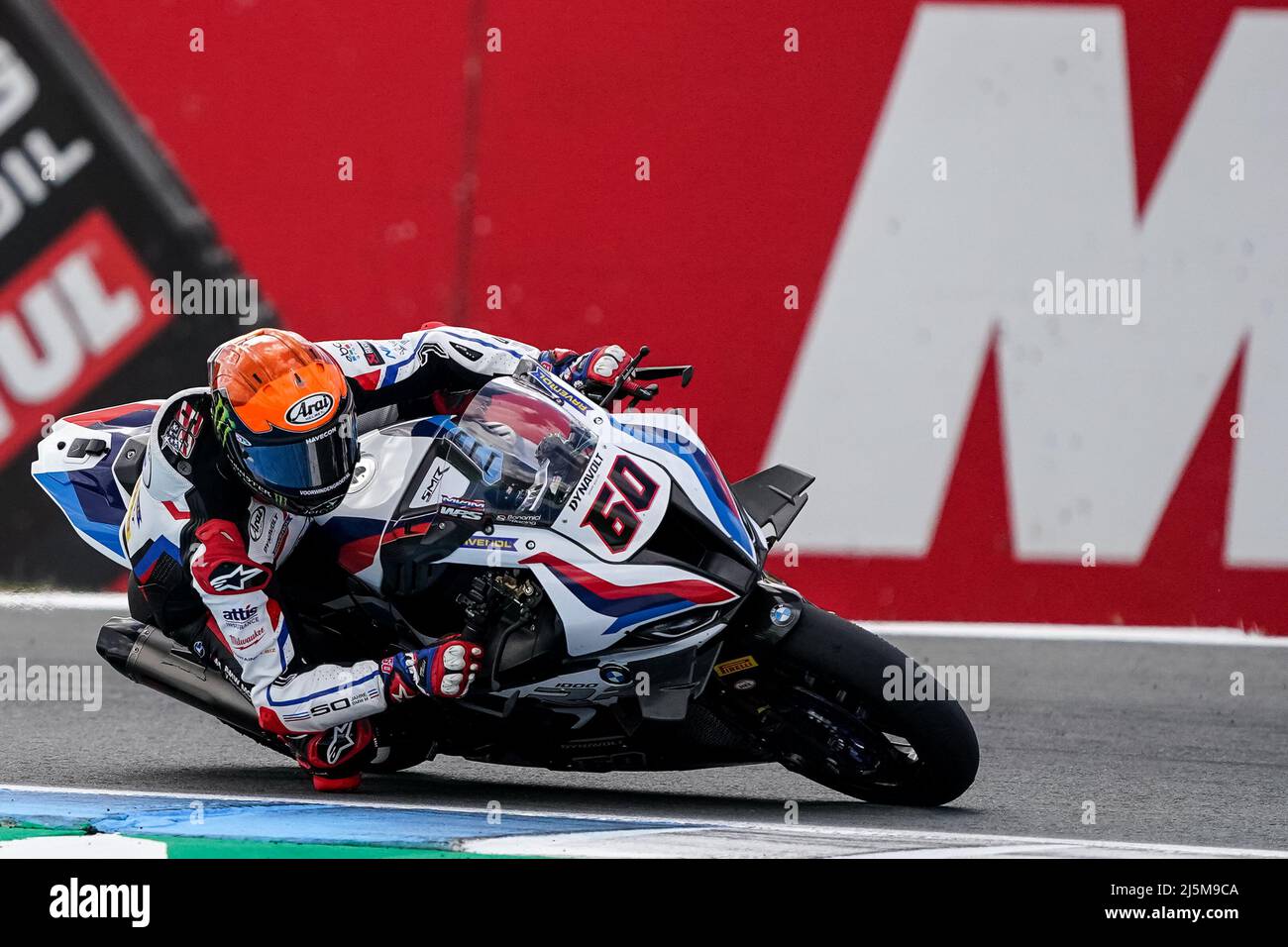 ASSEN, NIEDERLANDE - 24. APRIL: Michael van der Mark aus den Niederlanden fährt während des FIM Superbike World Championship Race 2 während der WorldSBK Motul Dutch Round auf dem TT Circuit Assen am 24. April 2022 in Assen, Niederlande (Foto: Andre Weening/Orange Picles) Stockfoto