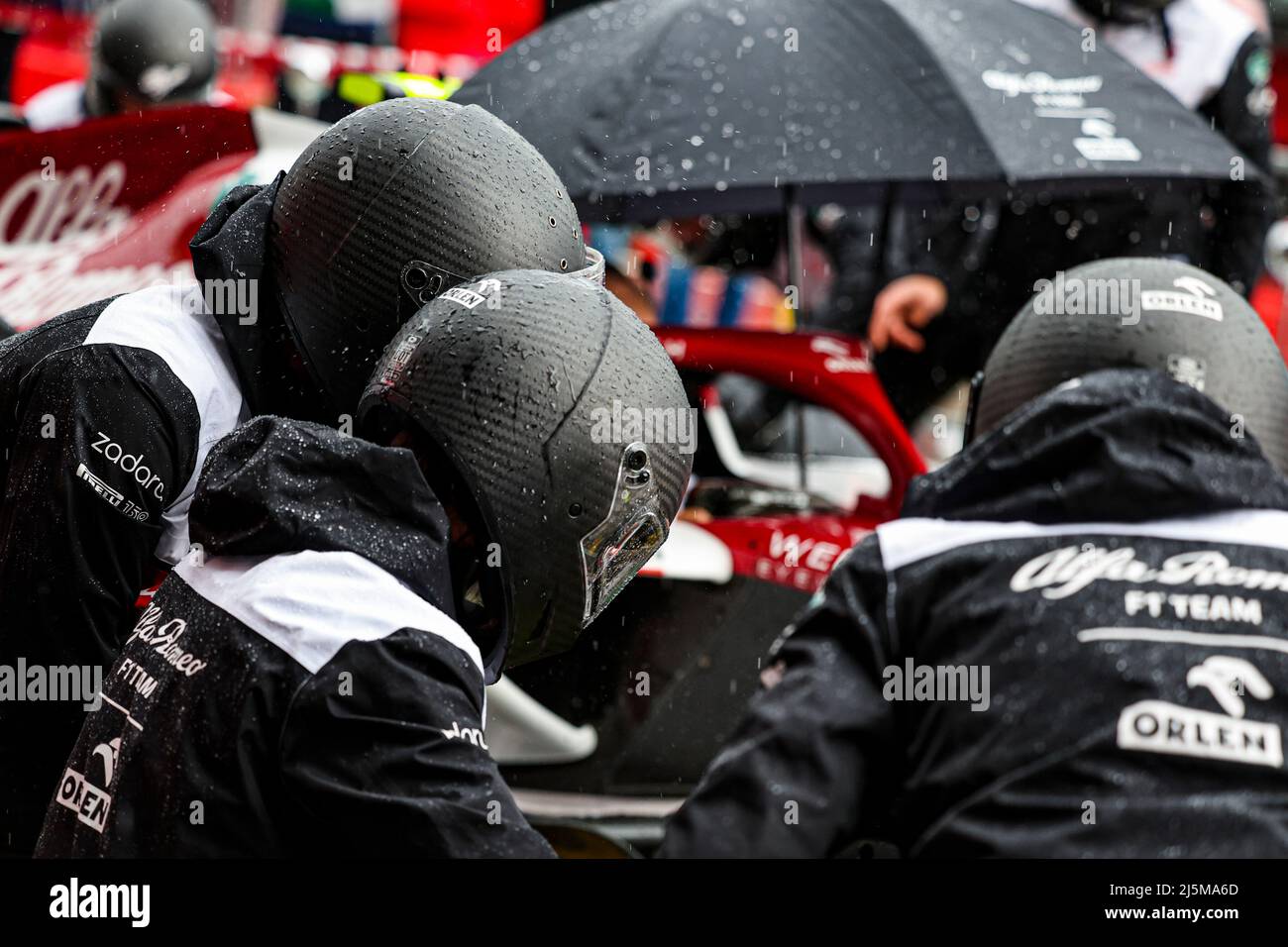 Imola, Italien. 24. April 2022. Alfa Romeo F1 Team ORLEN, F1 Grand Prix der Emilia Romagna bei Autodromo Enzo e Dino Ferrari am 24. April 2022 in Imola, Italien. (Foto von HIGH TWO) Quelle: dpa/Alamy Live News Stockfoto