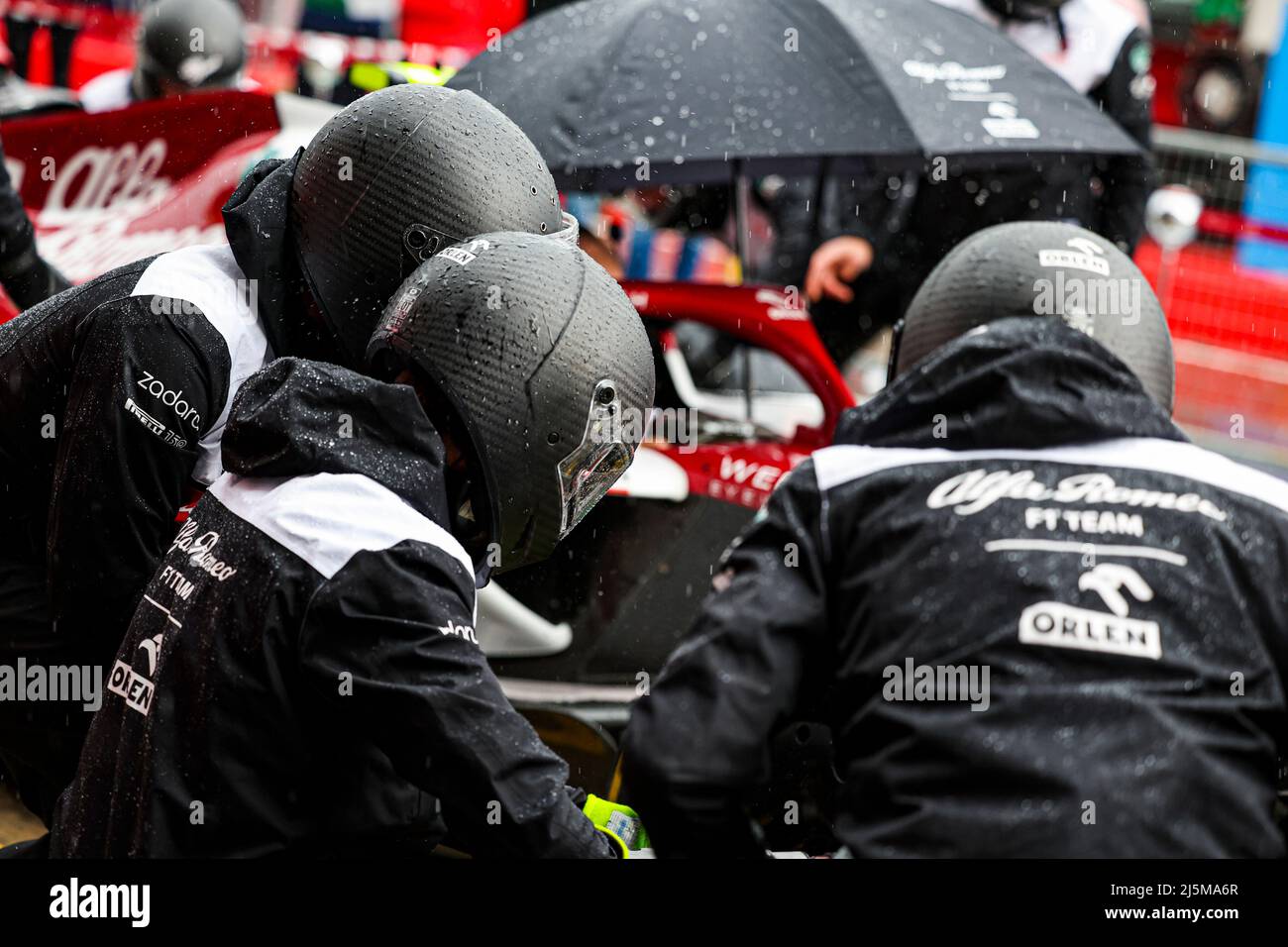 Imola, Italien. 24. April 2022. Alfa Romeo F1 Team ORLEN, F1 Grand Prix der Emilia Romagna bei Autodromo Enzo e Dino Ferrari am 24. April 2022 in Imola, Italien. (Foto von HIGH TWO) Quelle: dpa/Alamy Live News Stockfoto